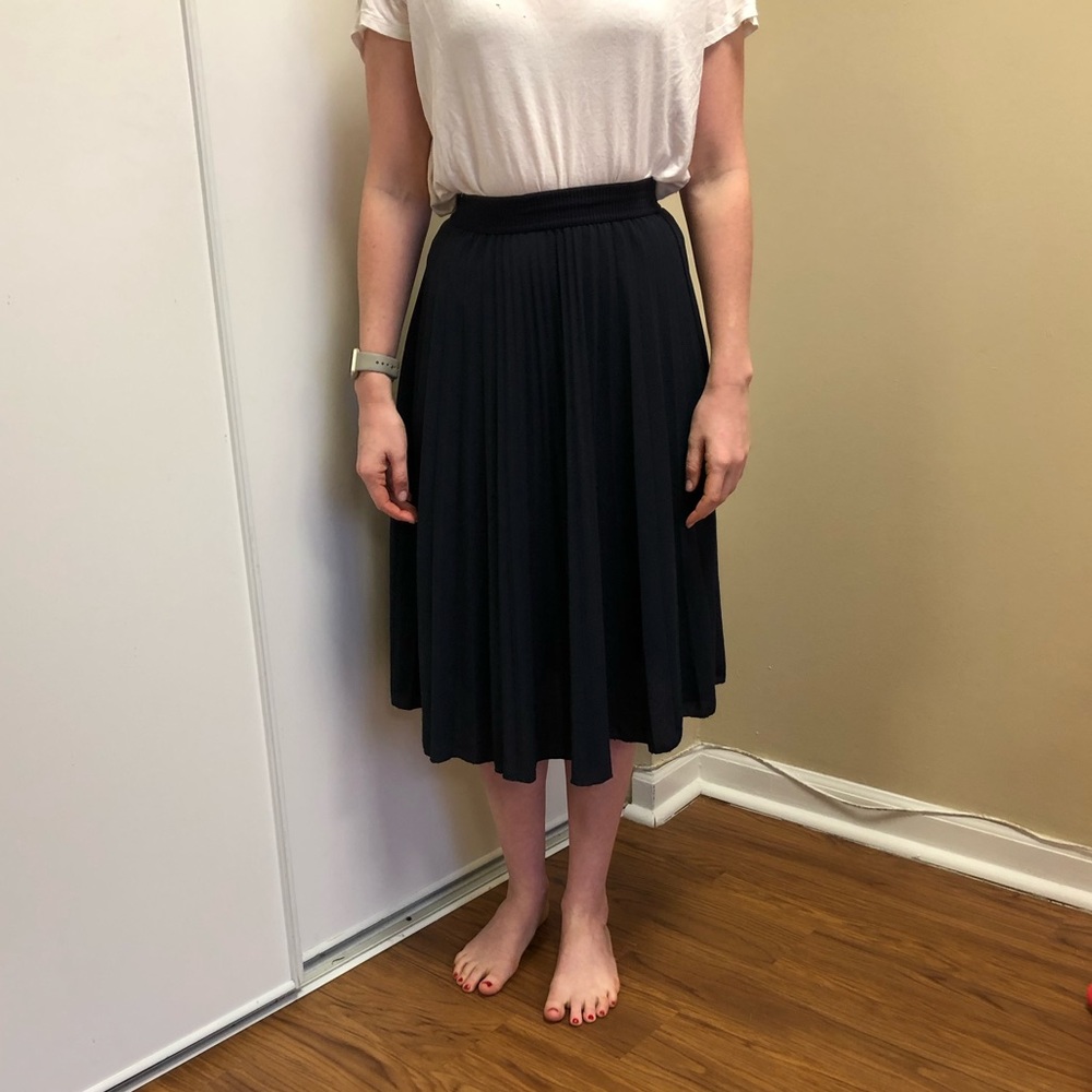 NAVY PLEATED MIDI SKIRT